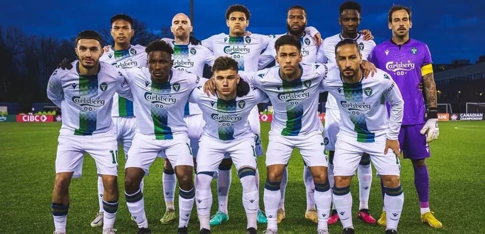 Jugadores de Vancouver FC en formación para el partido