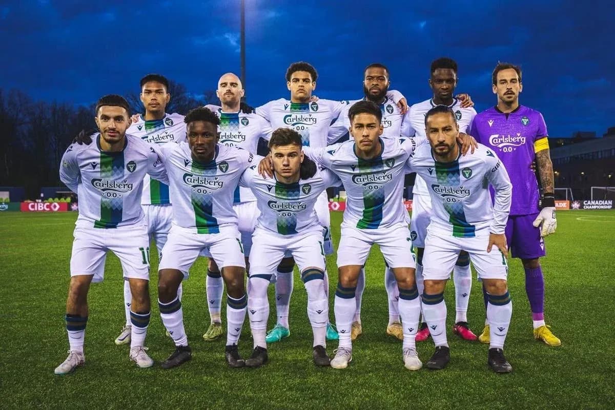 Jugadores de Vancouver FC en formación para el partido