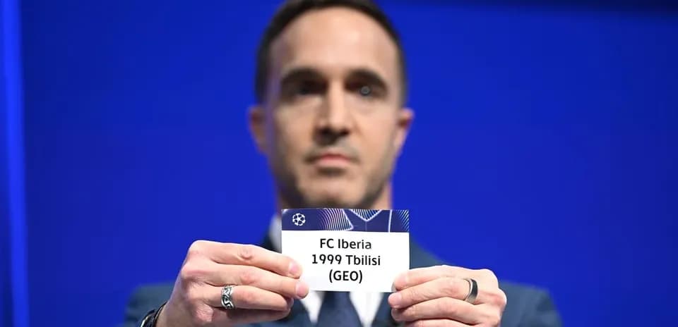 Hombre mostrando tarjeta de FC Iberia Tbilisi