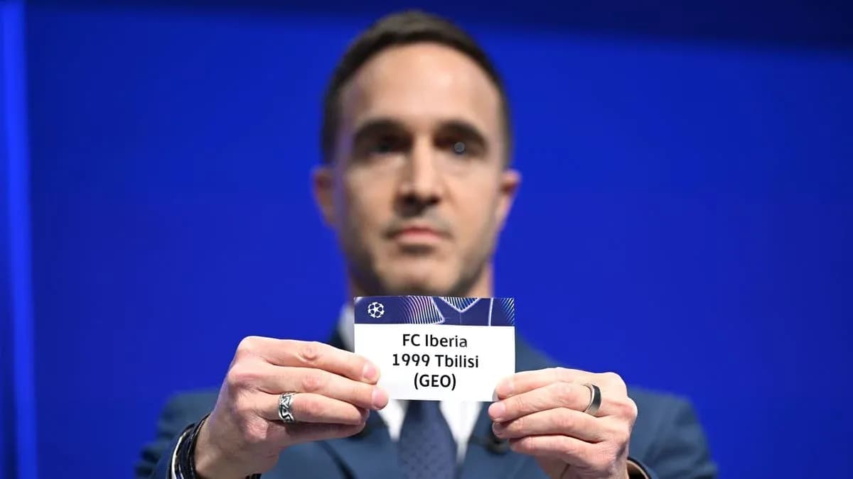 Hombre mostrando tarjeta de FC Iberia Tbilisi