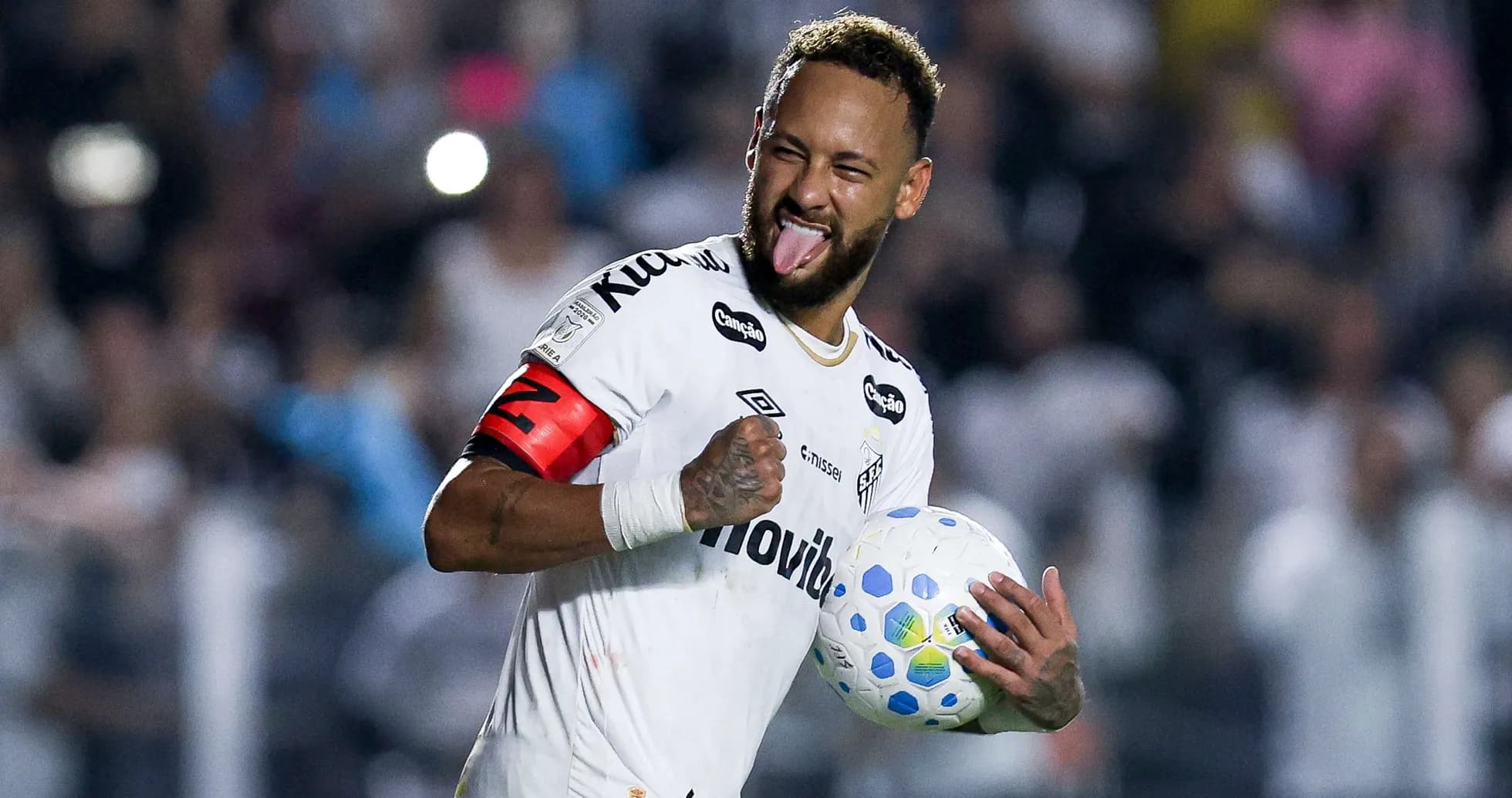 Neymar celebrando con el balón en mano
