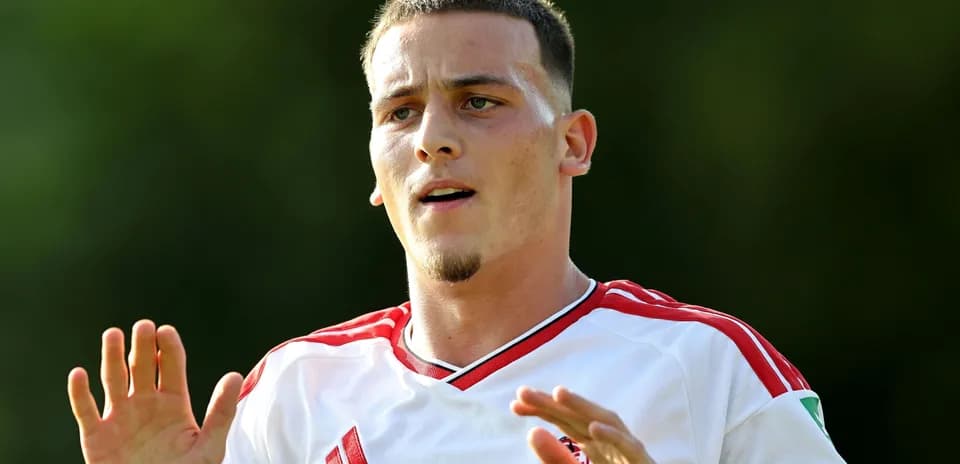 Jugador con camiseta blanca y detalles rojos