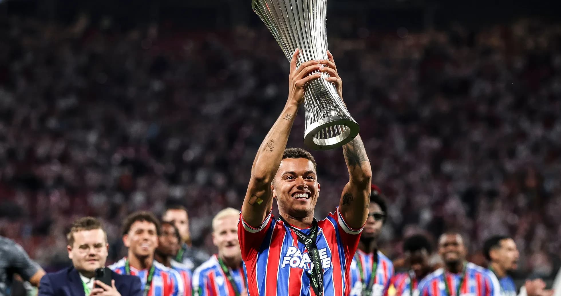 Jugador levantando trofeo de la UEFA Europa League