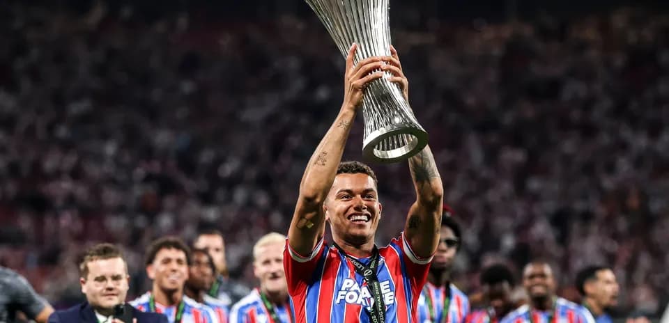 Jugador levantando trofeo de la UEFA Europa League