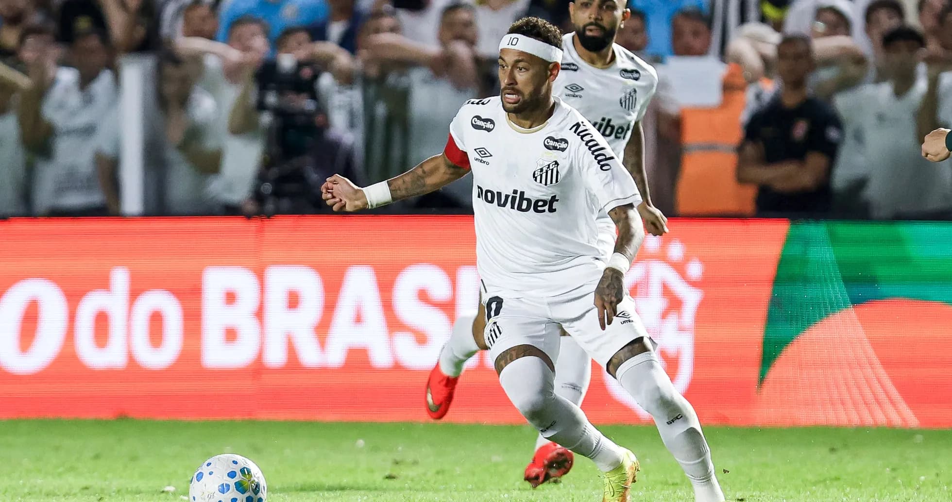 Neymar corriendo con el balón en partido de fútbol
