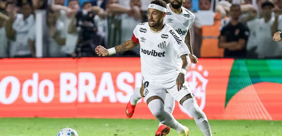 Neymar corriendo con el balón en partido de fútbol