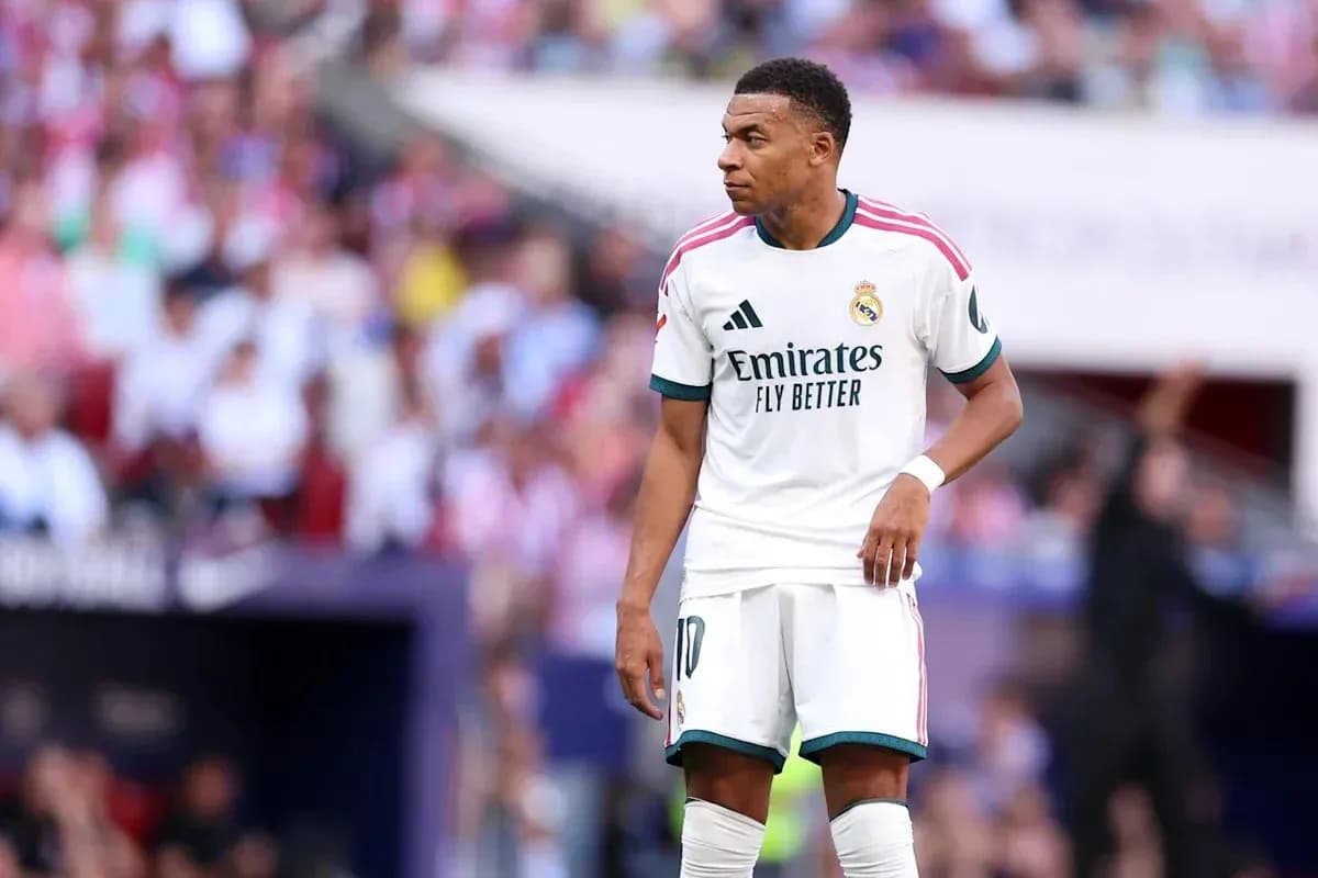 Jugador de Real Madrid en el campo durante partido