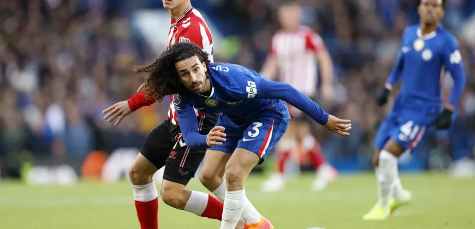 Jugador de Chelsea luchando por el balón