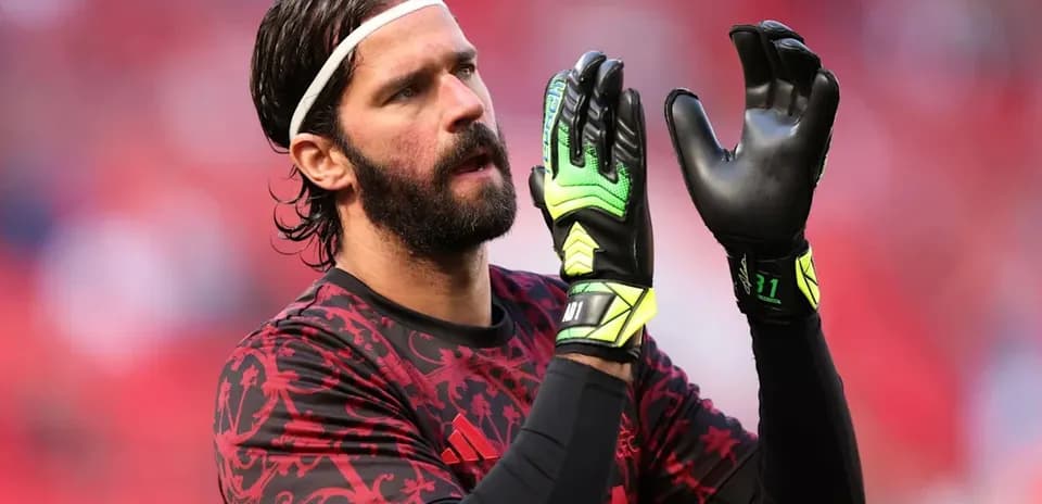 Portero con guantes preparándose antes del partido