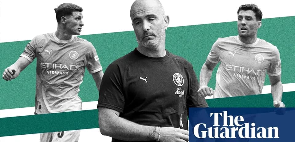 Entrenador supervisando a dos jugadores de Manchester City