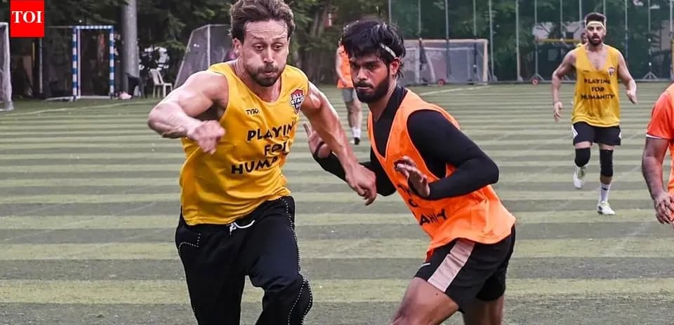 Dos jugadores corriendo en entrenamiento de fútbol