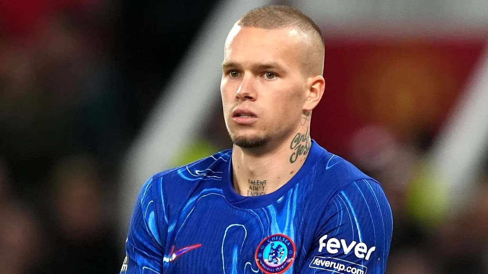Jugador de Chelsea con camiseta azul en el campo