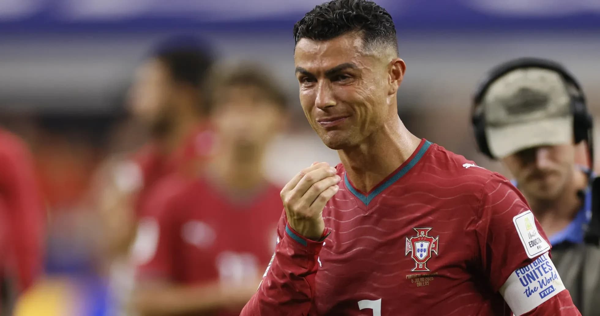 Cristiano Ronaldo en partido de Portugal con uniforme rojo