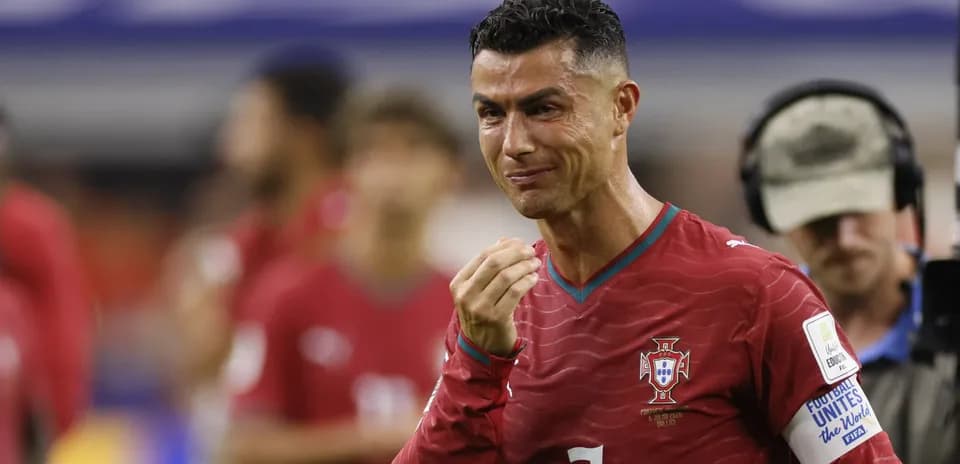 Cristiano Ronaldo en partido de Portugal con uniforme rojo