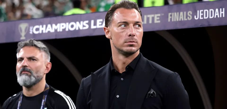 Entrenador y asistente en la final de la AFC Champions League