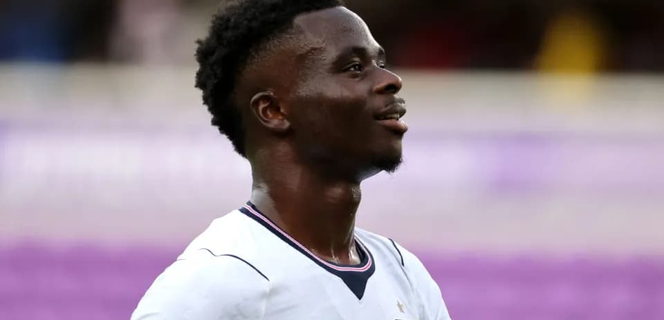 Jugador de Inglaterra sonriendo en el campo de juego