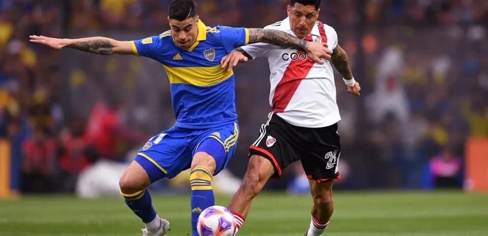 Jugador de Boca Juniors luchando por el balón