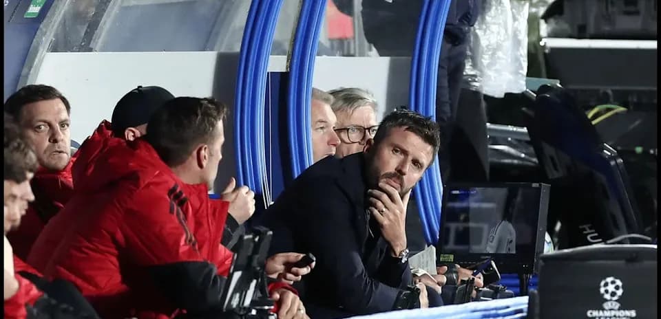 Entrenadores en el banquillo durante un partido