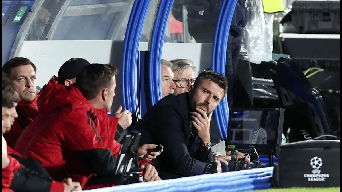 Entrenadores en el banquillo durante un partido