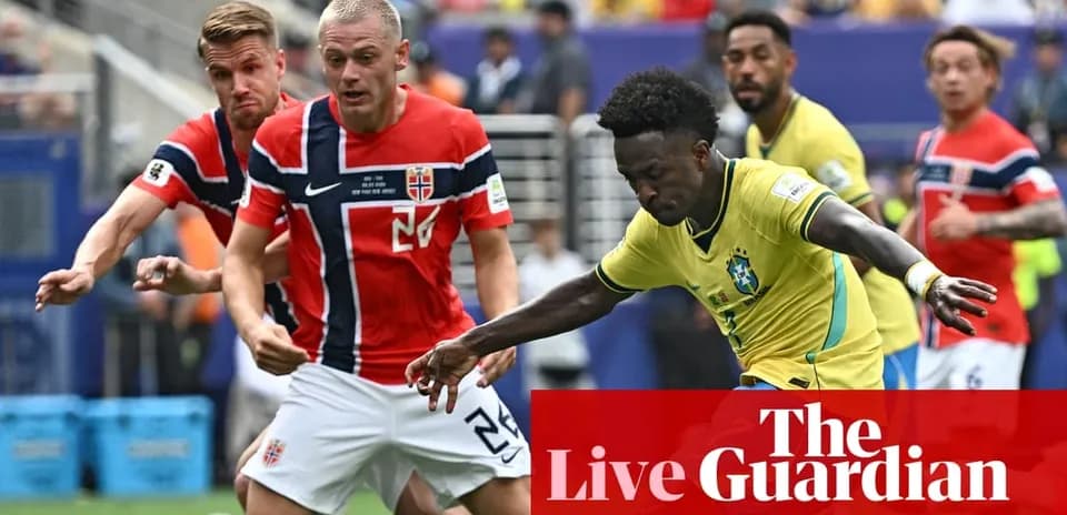 Jugador brasileño driblando a dos rivales noruegos