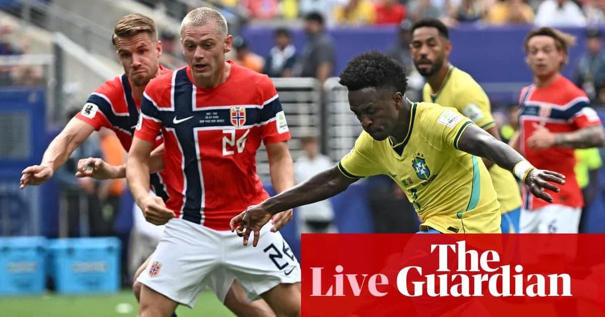 Jugador brasileño driblando a dos rivales noruegos