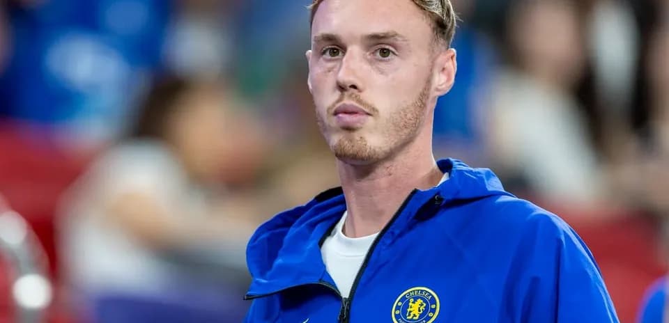 Jugador de Chelsea en la banca durante el partido