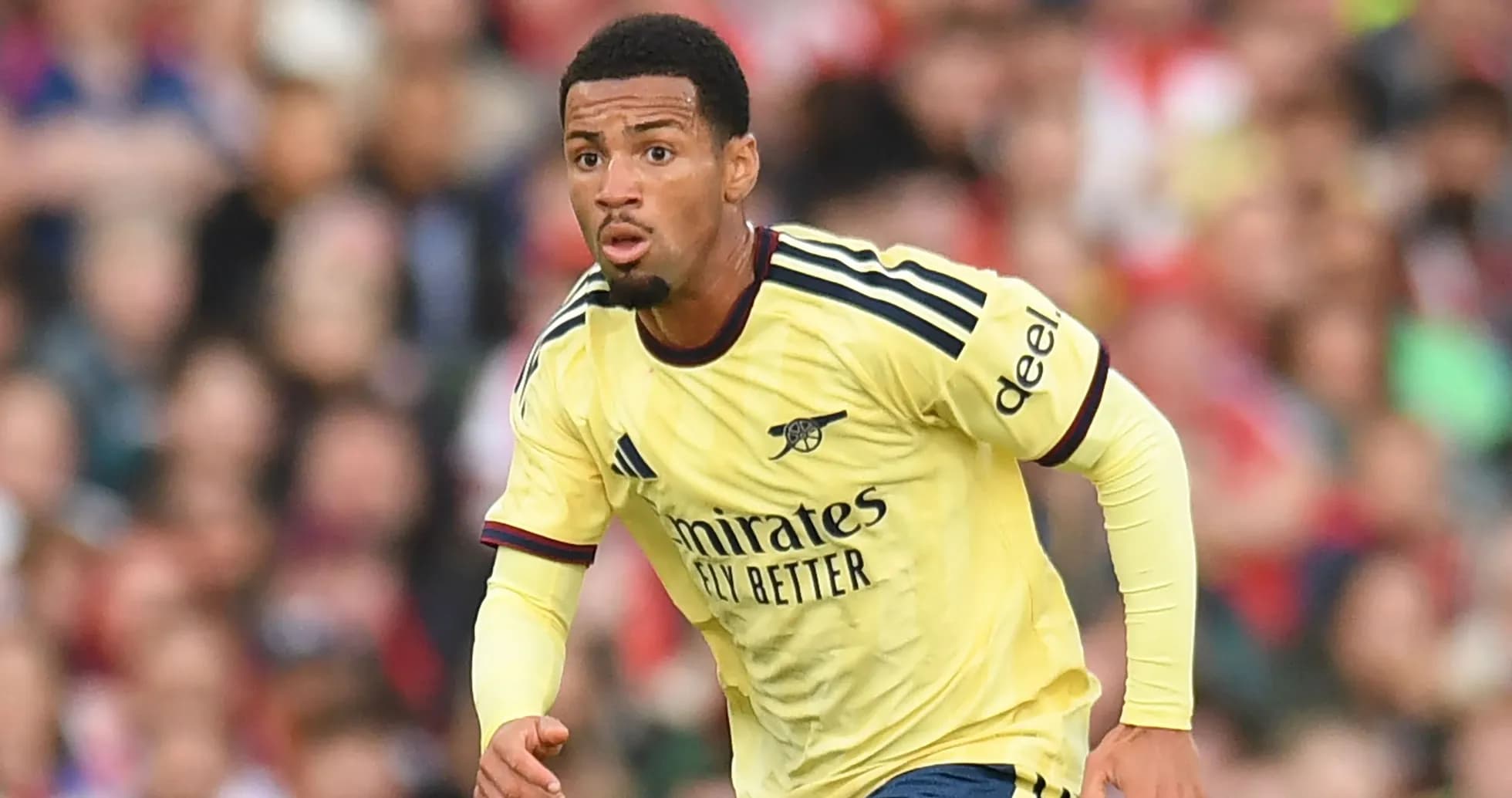 Jugador de Arsenal corriendo durante un partido