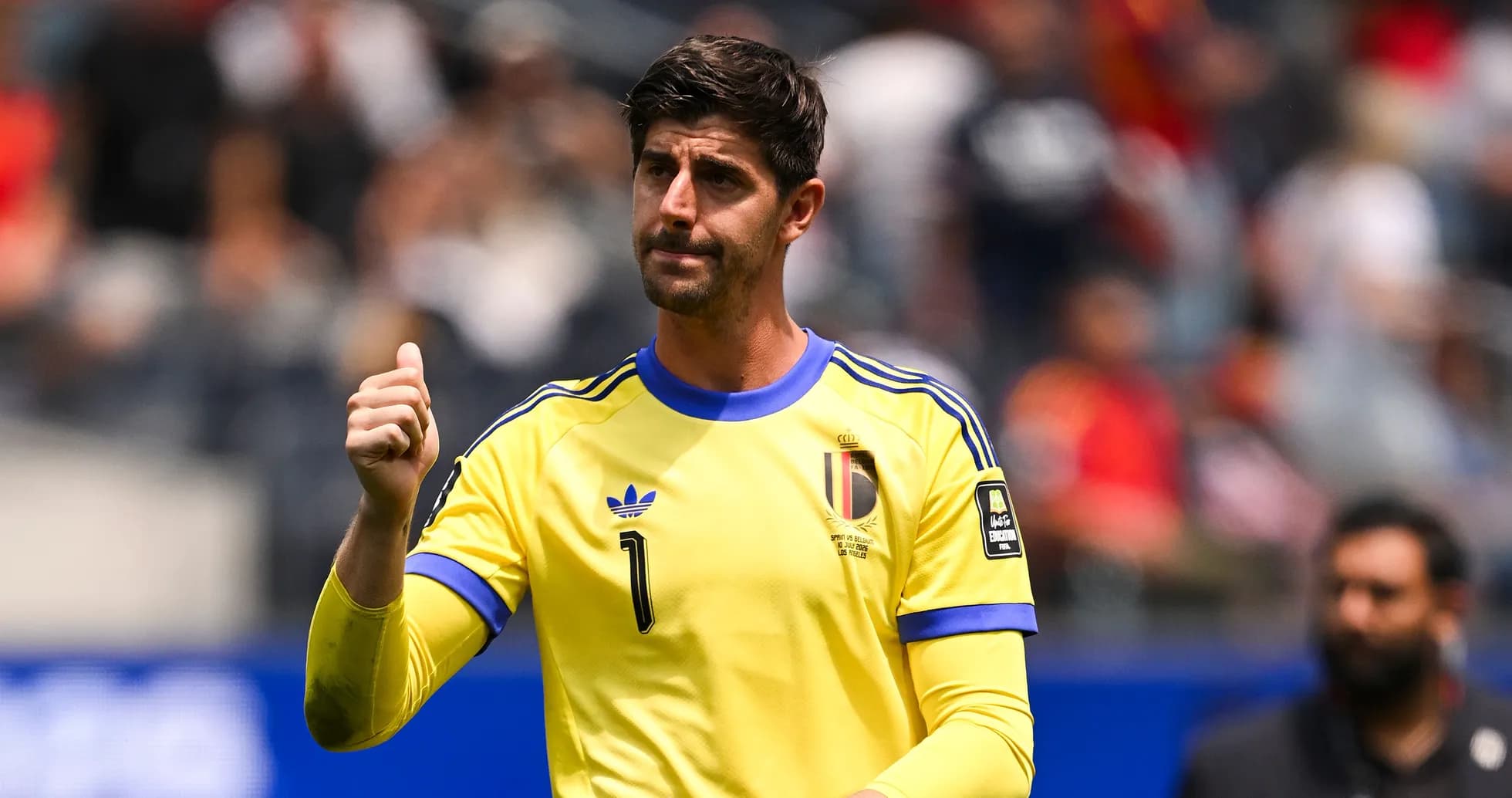 Portero belga saludando al público en el partido