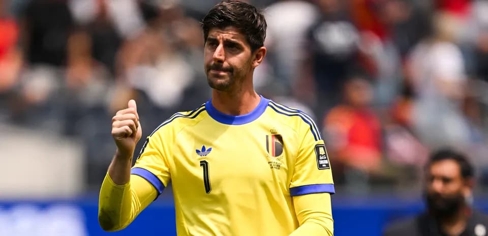 Portero belga saludando al público en el partido