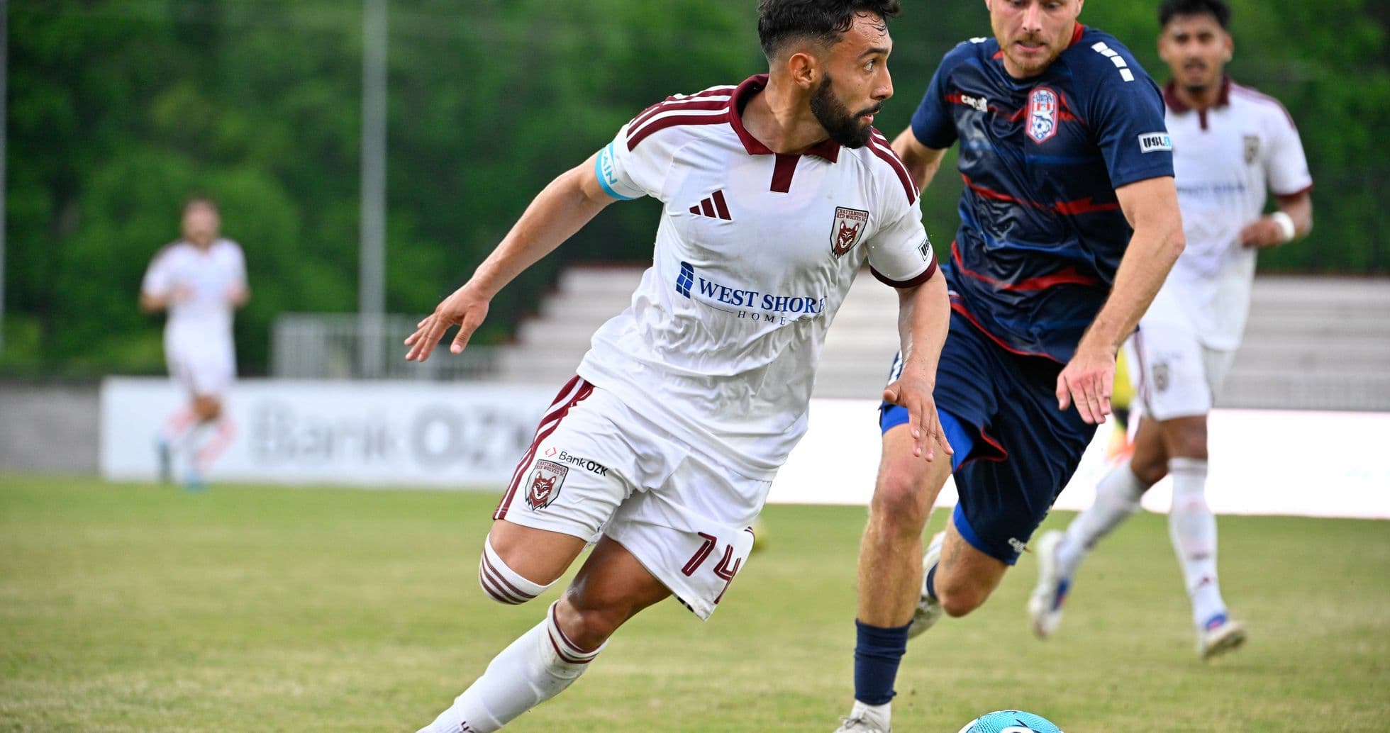 Jugador de Knoxville contra Chattanooga en el partido