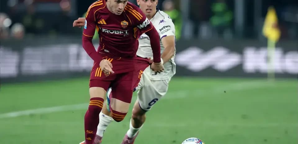 Jugador de la Roma esquivando a un oponente en partido