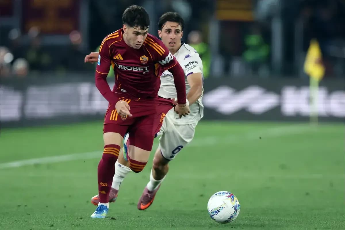 Jugador de la Roma esquivando a un oponente en partido