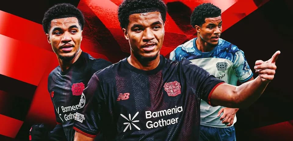 Jugador de Bayer Leverkusen en tres poses diferentes