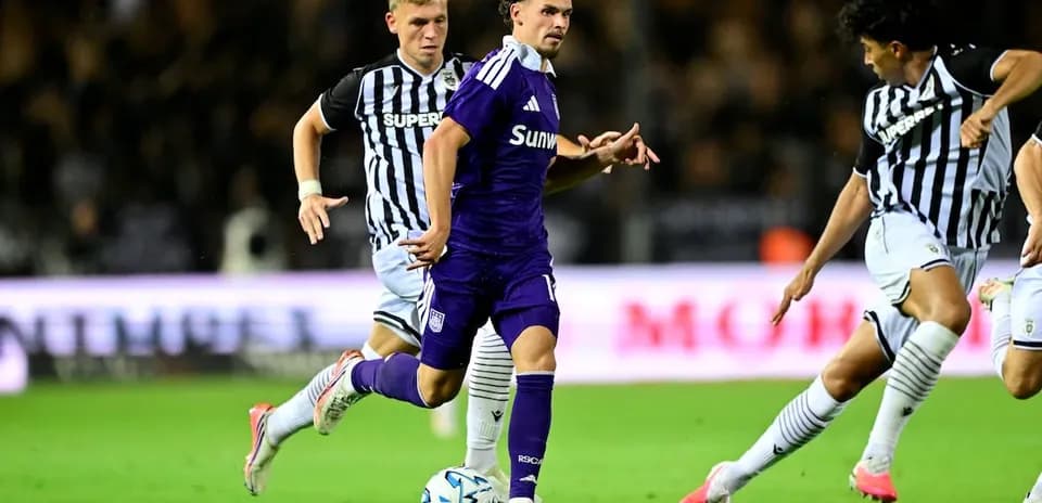Jugador de Anderlecht avanzando con el balón