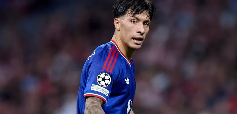 Jugador en acción durante un partido de fútbol