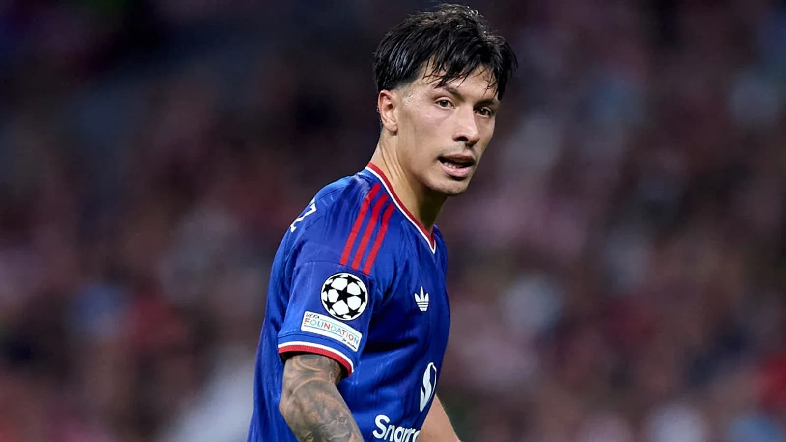 Jugador en acción durante un partido de fútbol