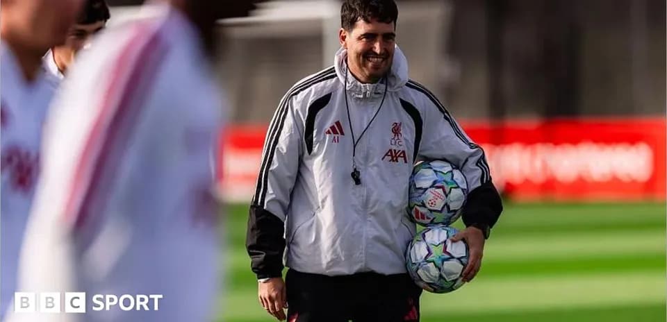 Entrenador de Liverpool sosteniendo balones en entrenamiento