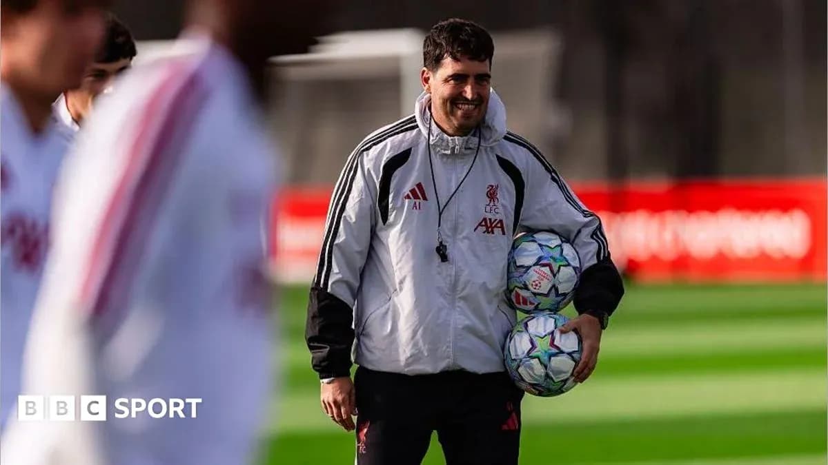 Entrenador de Liverpool sosteniendo balones en entrenamiento