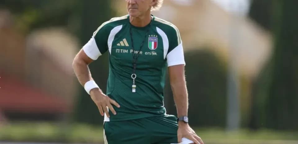 Entrenador de Italia dirigiendo en sesión de entrenamiento