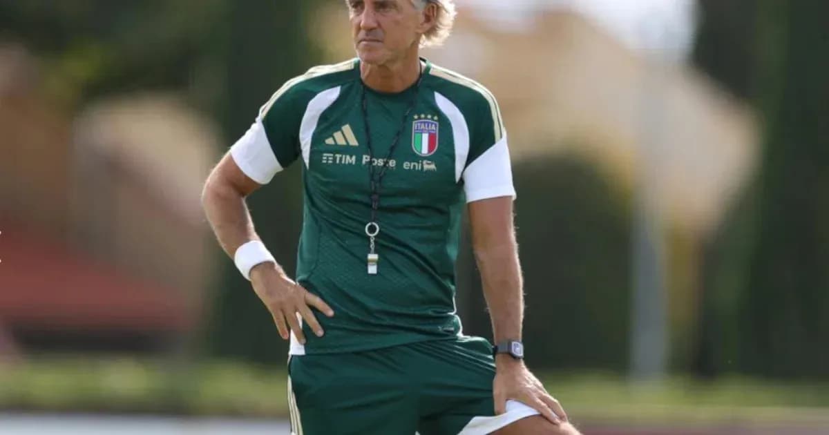 Entrenador de Italia dirigiendo en sesión de entrenamiento