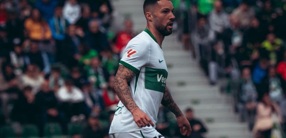 Jugador de Elche en partido de fútbol