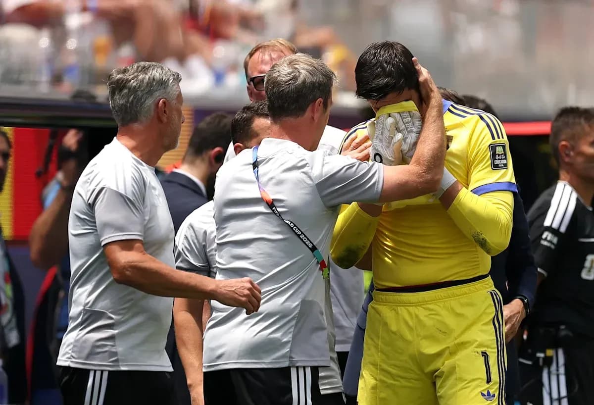 Entrenador consolando al portero tras el partido