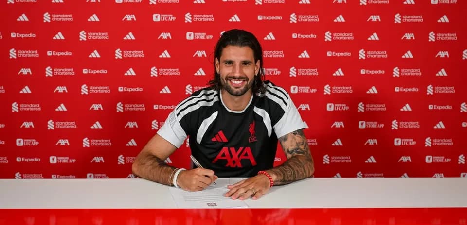 Jugador firmando contrato en presentación oficial