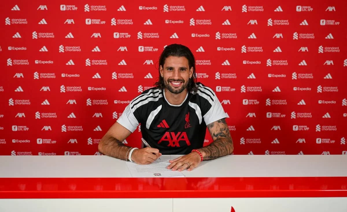Jugador firmando contrato en presentación oficial