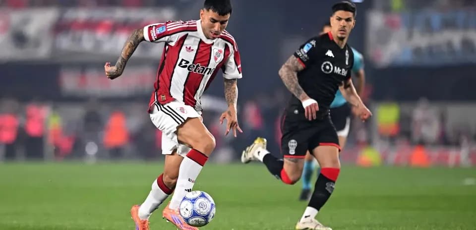 Jugador de River Plate driblando contra Huracán