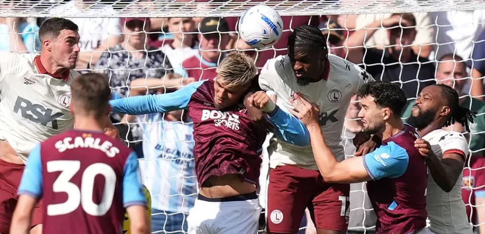 Jugadores luchando por el balón en el área de gol
