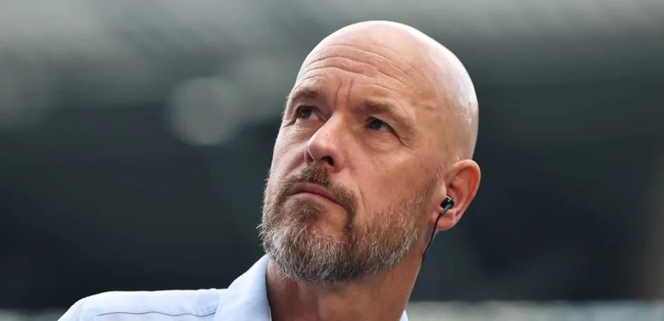 Entrenador observando el partido desde la línea de banda