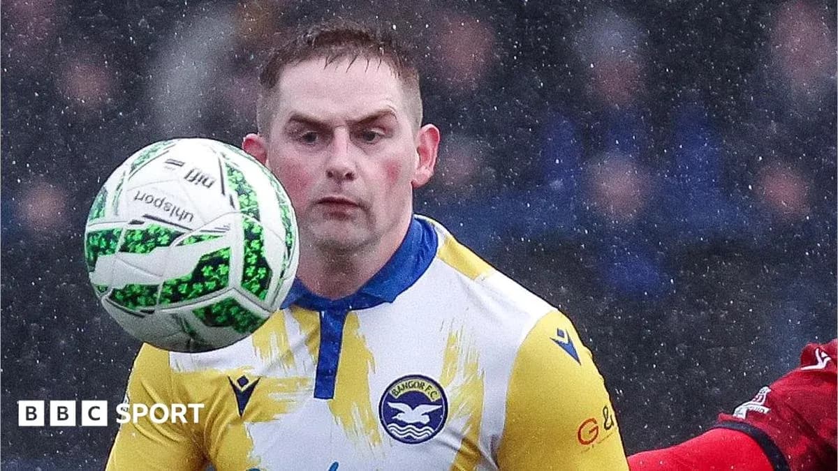 Jugador controlando el balón durante un partido de fútbol