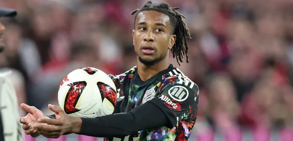 Jugador lanzando el balón durante un partido