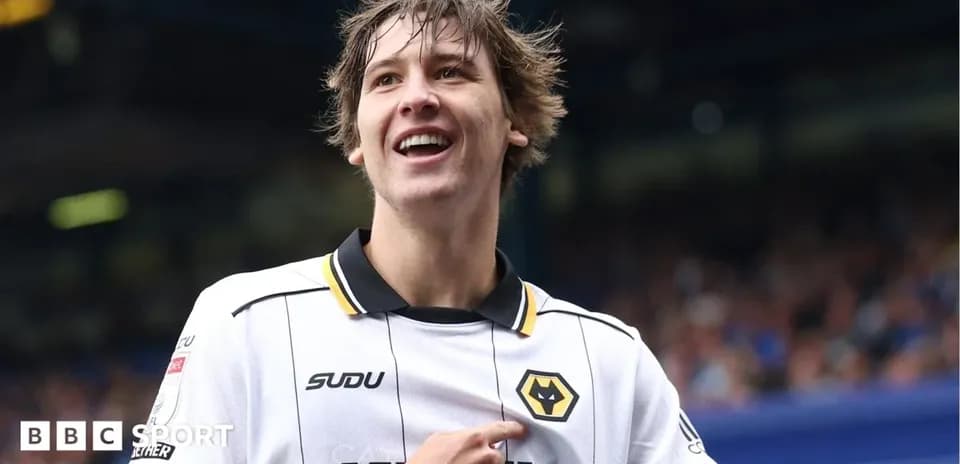 Jugador del Wolverhampton celebrando un gol en el campo
